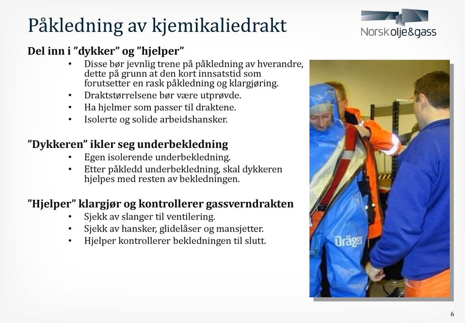 Dykkeren ikler seg underbekledning Egen isolerende underbekledning. Etter påkledd underbekledning, skal dykkeren hjelpes med resten av bekledningen.