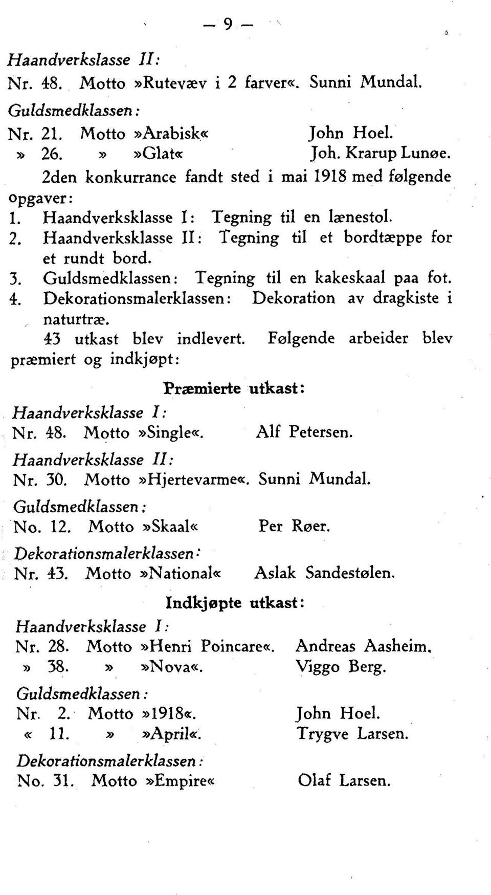 Guldsmedklassen : Tegning til en kakeskaal paa fot. Dekorationsmalerklassen: Dekoration av dragkiste i naturtræ. 43 utkast blev indlevert.