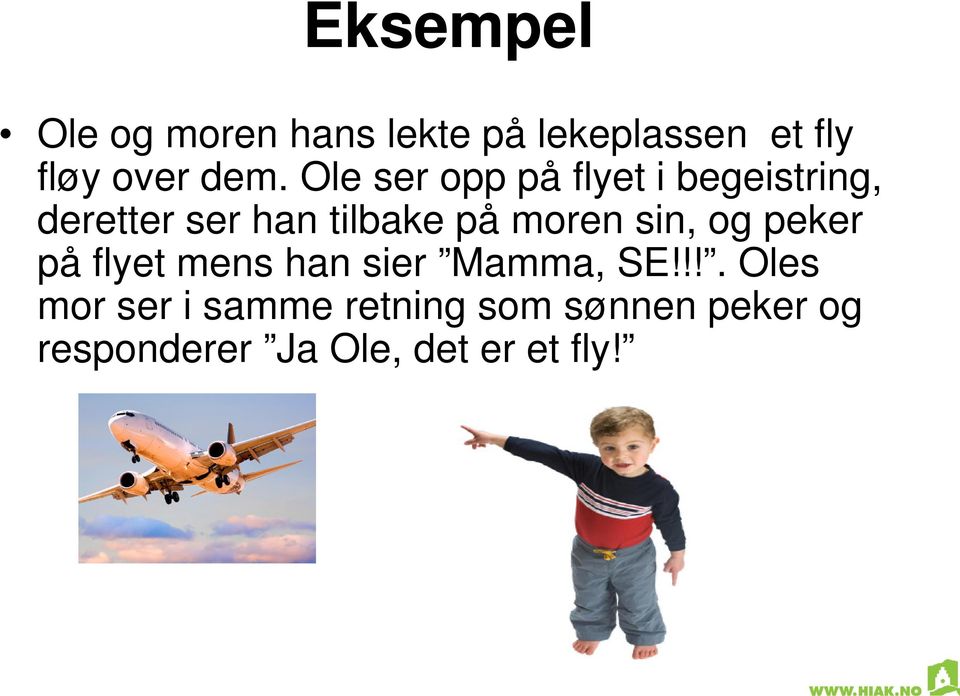 moren sin, og peker på flyet mens han sier Mamma, SE!