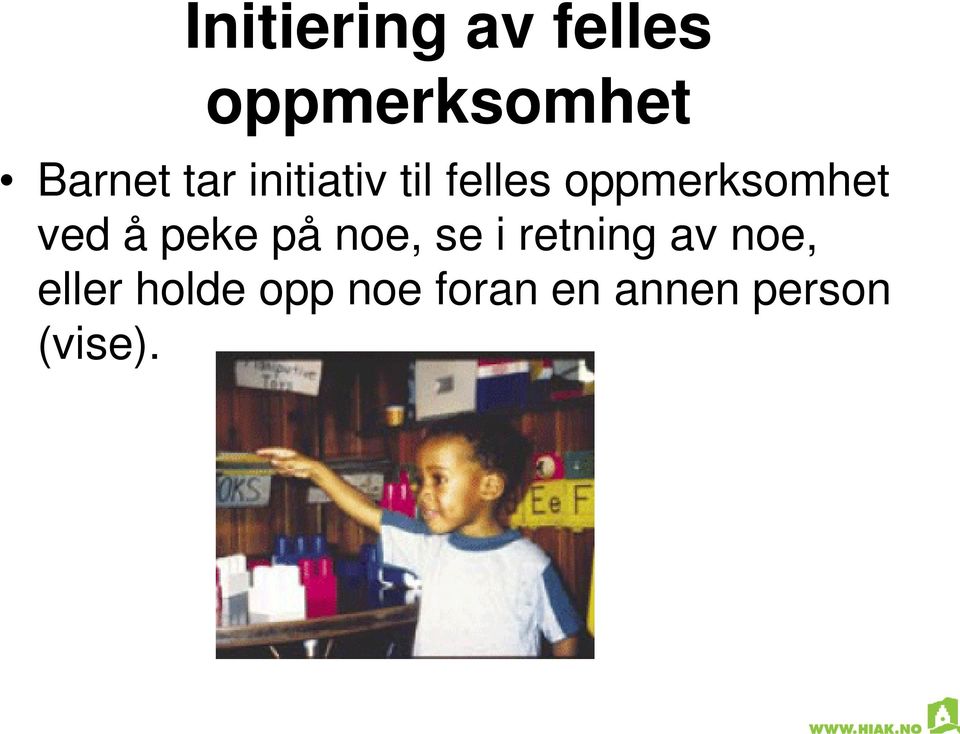 å peke på noe, se i retning av noe, eller