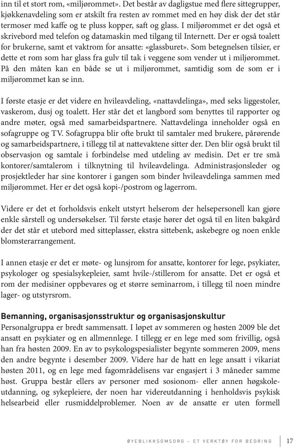 I miljørommet er det også et skrivebord med telefon og datamaskin med tilgang til Internett. Der er også toalett for brukerne, samt et vaktrom for ansatte: «glassburet».