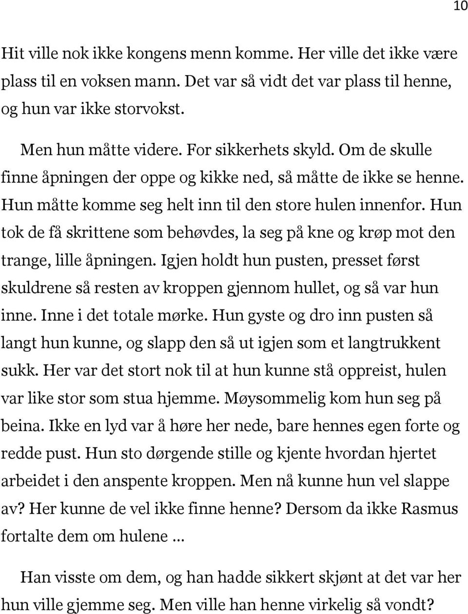 Hun tok de få skrittene som behøvdes, la seg på kne og krøp mot den trange, lille åpningen. Igjen holdt hun pusten, presset først skuldrene så resten av kroppen gjennom hullet, og så var hun inne.