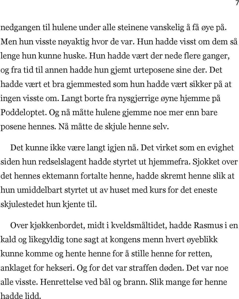 Langt borte fra nysgjerrige øyne hjemme på Poddeloptet. Og nå måtte hulene gjemme noe mer enn bare posene hennes. Nå måtte de skjule henne selv. Det kunne ikke være langt igjen nå.