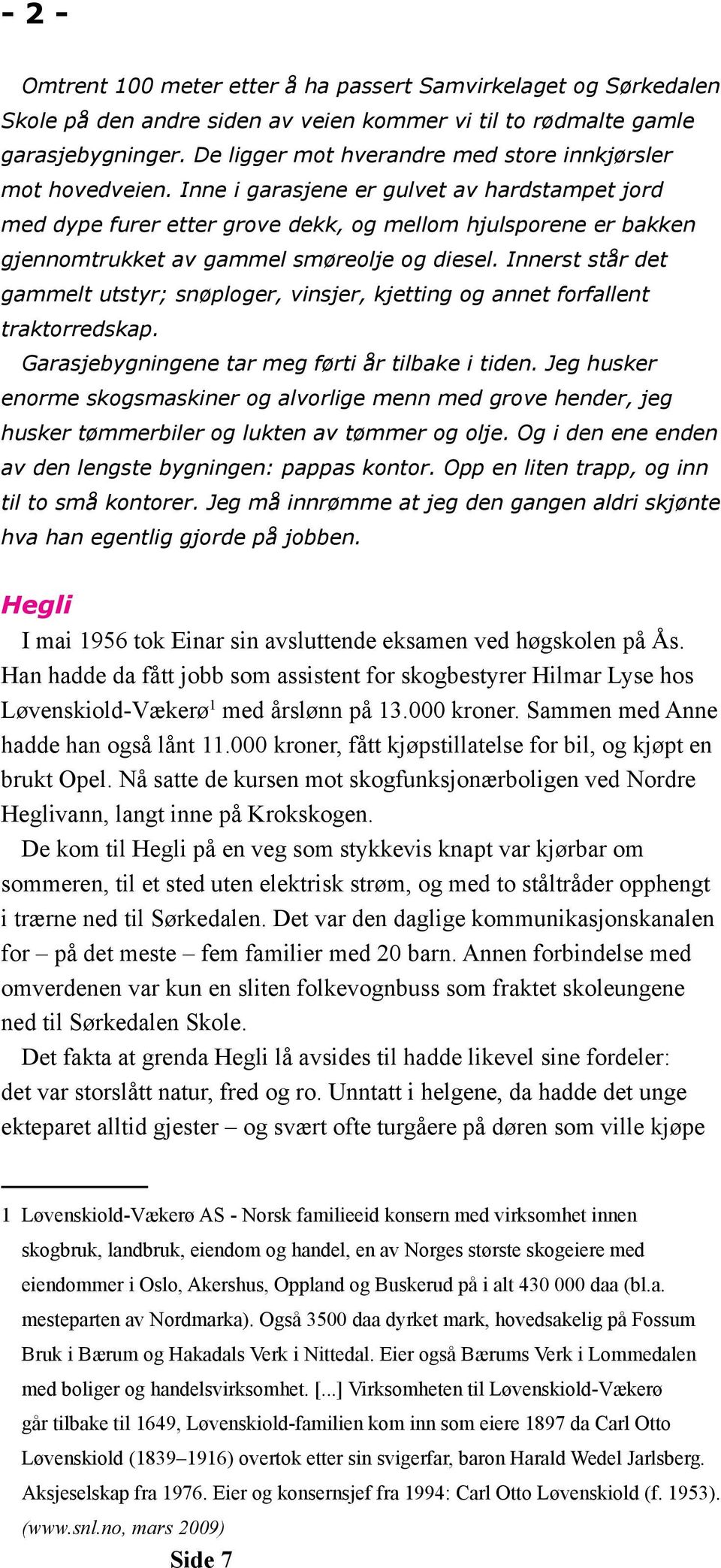 Inne i garasjene er gulvet av hardstampet jord med dype furer etter grove dekk, og mellom hjulsporene er bakken gjennomtrukket av gammel smøreolje og diesel.