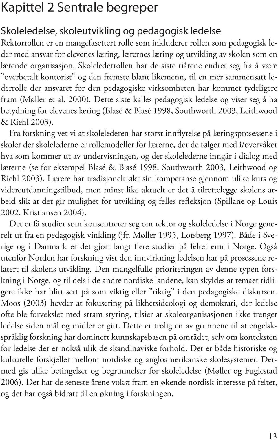 Skolelederrollen har de siste tiårene endret seg fra å være overbetalt kontorist og den fremste blant likemenn, til en mer sammensatt lederrolle der ansvaret for den pedagogiske virksomheten har