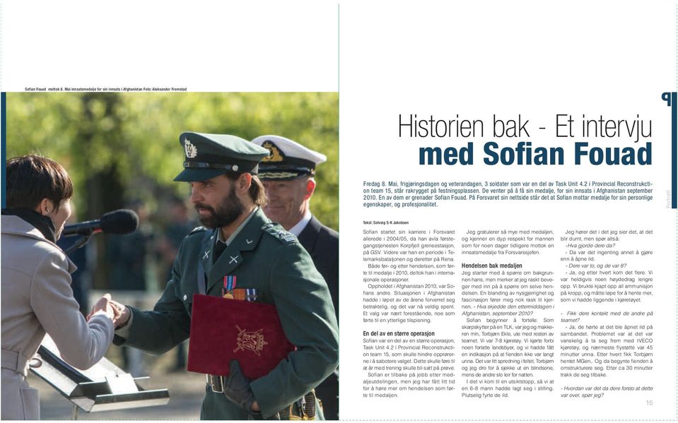 De venter på å få sin medalje, for sin innsats i Afghanistan september 2010. En av dem er grenader Sofian Fouad.