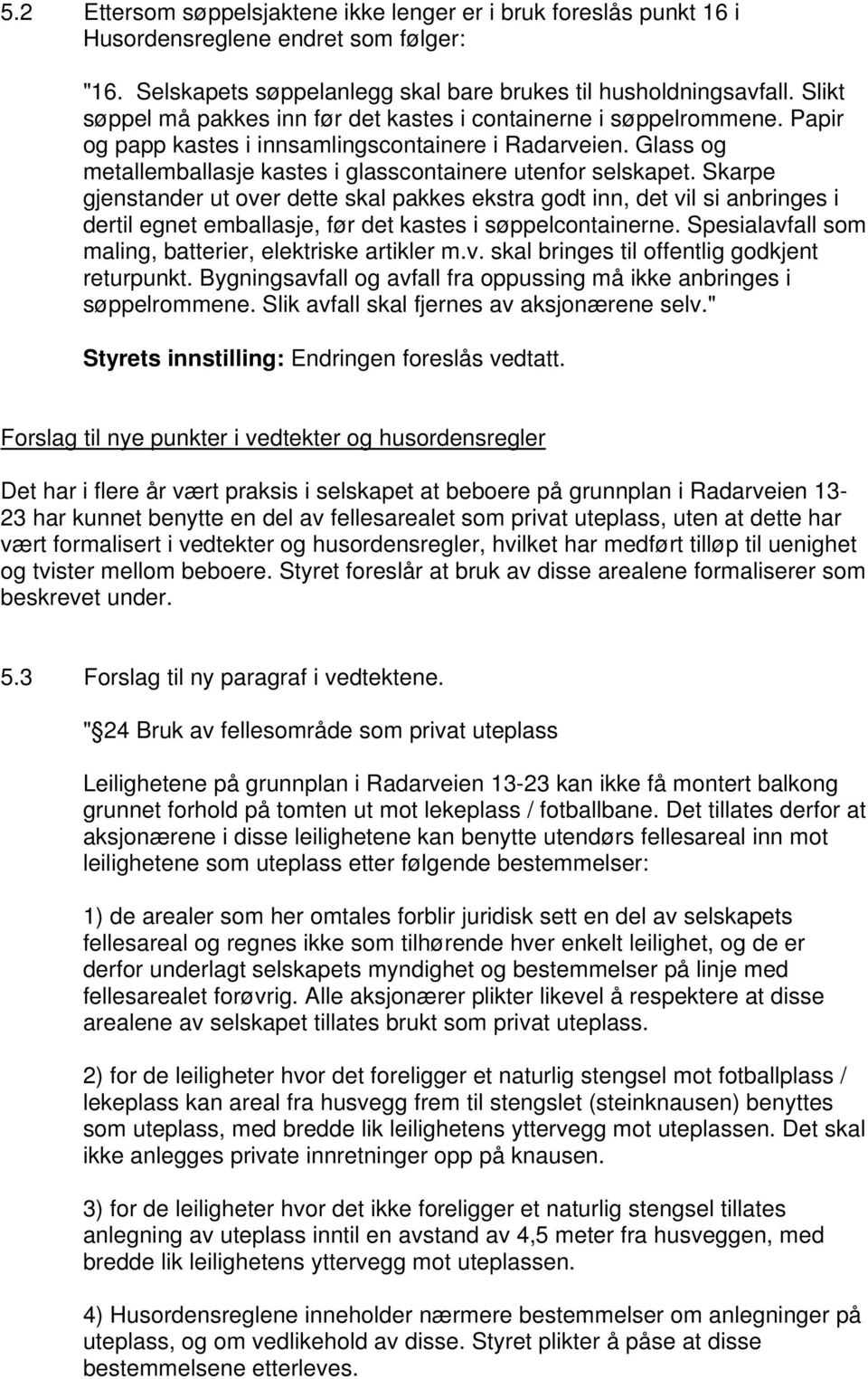 Glass og metallemballasje kastes i glasscontainere utenfor selskapet.