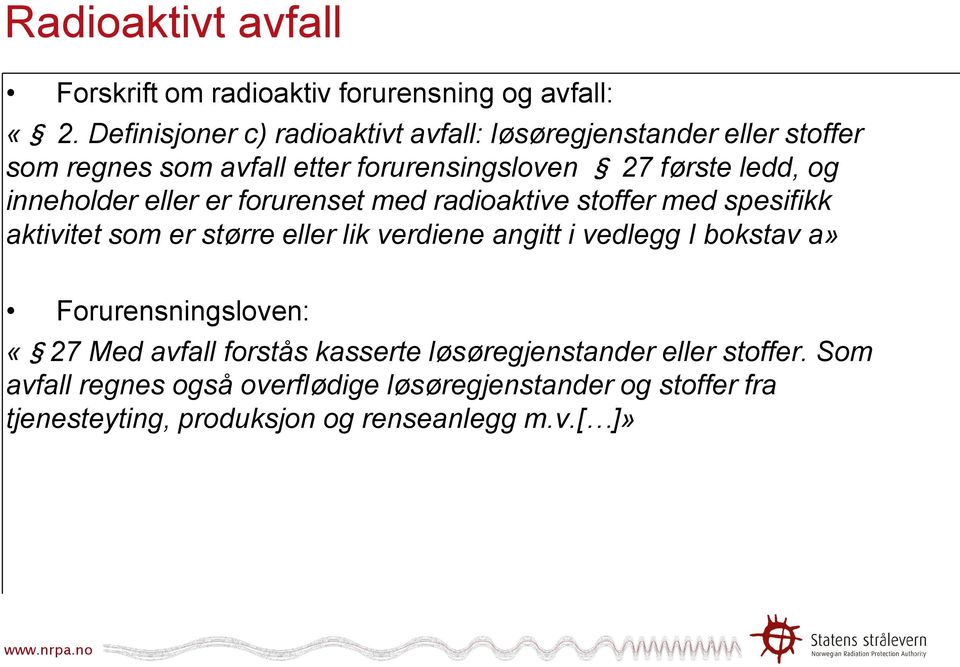 inneholder eller er forurenset med radioaktive stoffer med spesifikk aktivitet som er større eller lik verdiene angitt i vedlegg I