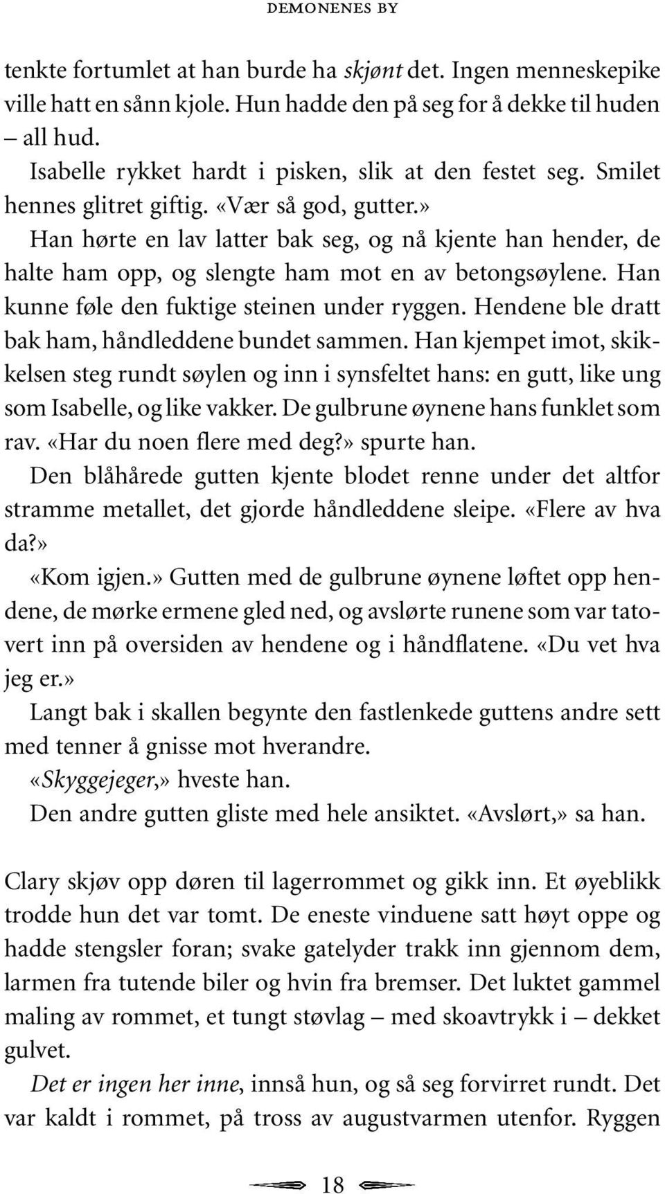 » Han hørte en lav latter bak seg, og nå kjente han hender, de halte ham opp, og slengte ham mot en av betongsøylene. Han kunne føle den fuktige steinen under ryggen.