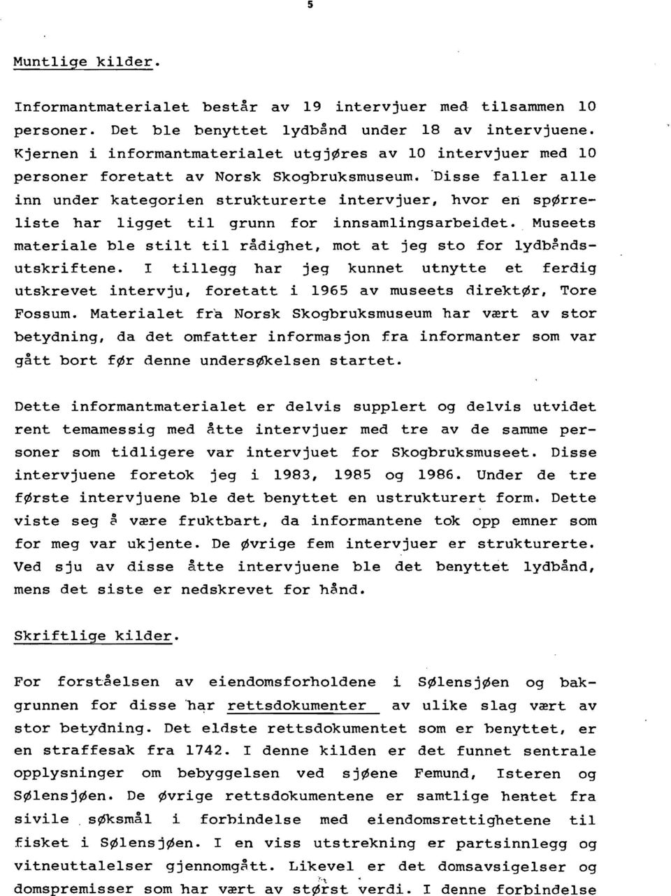 'Disse faller alle inn under kategorien strukturerte intervjuer, hvor en spørreliste har ligget til grunn for innsamlingsarbeidet. Museets materiale ble stilt til r~dighet, mot at jeg sto for 1ydb?