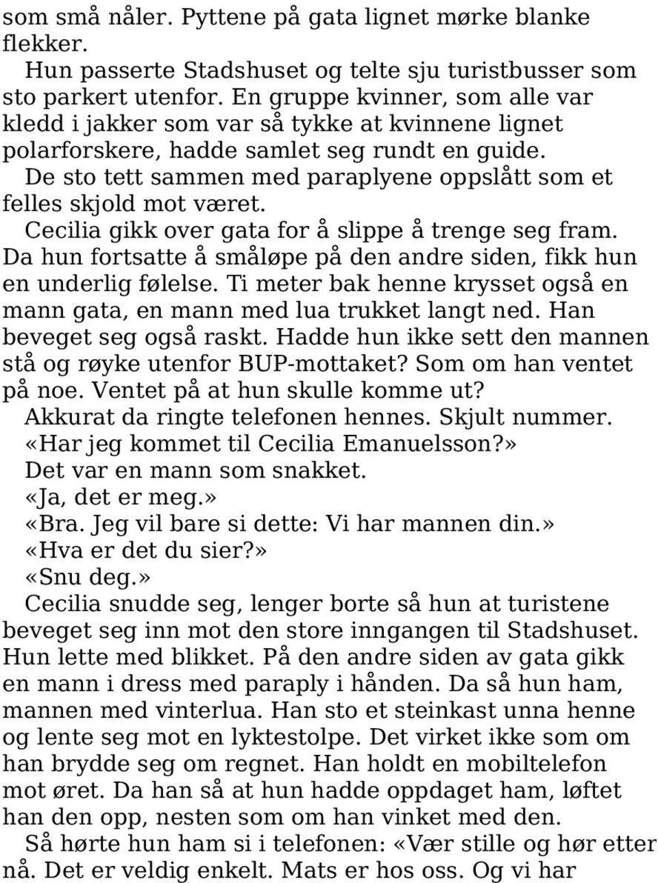 De sto tett sammen med paraplyene oppslått som et felles skjold mot været. Cecilia gikk over gata for å slippe å trenge seg fram.