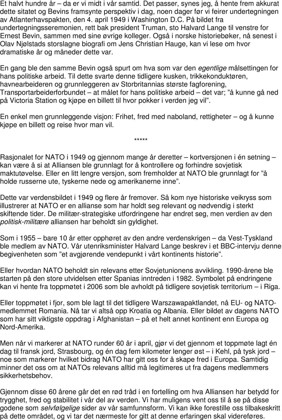 På bildet fra undertegningsseremonien, rett bak president Truman, sto Halvard Lange til venstre for Ernest Bevin, sammen med sine øvrige kolleger.