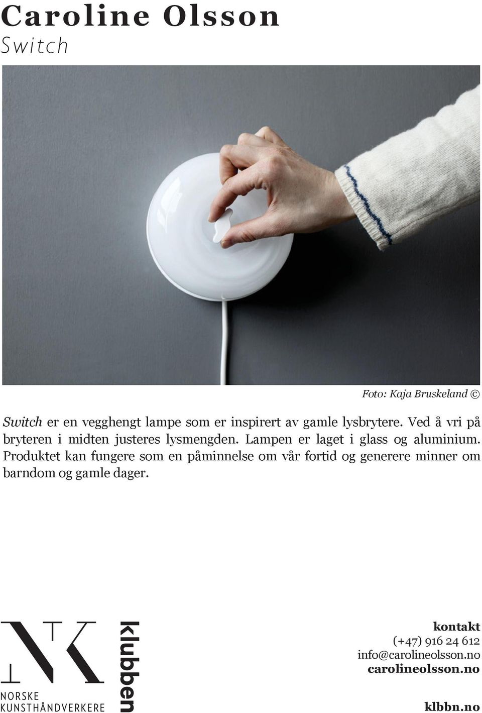 Lampen er laget i glass og aluminium.