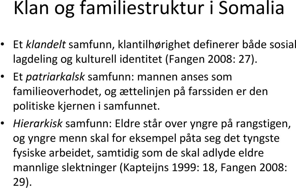 Et patriarkalsksamfunn: mannen anses som familieoverhodet, og ættelinjen påfarssiden er den politiske kjernen i samfunnet.