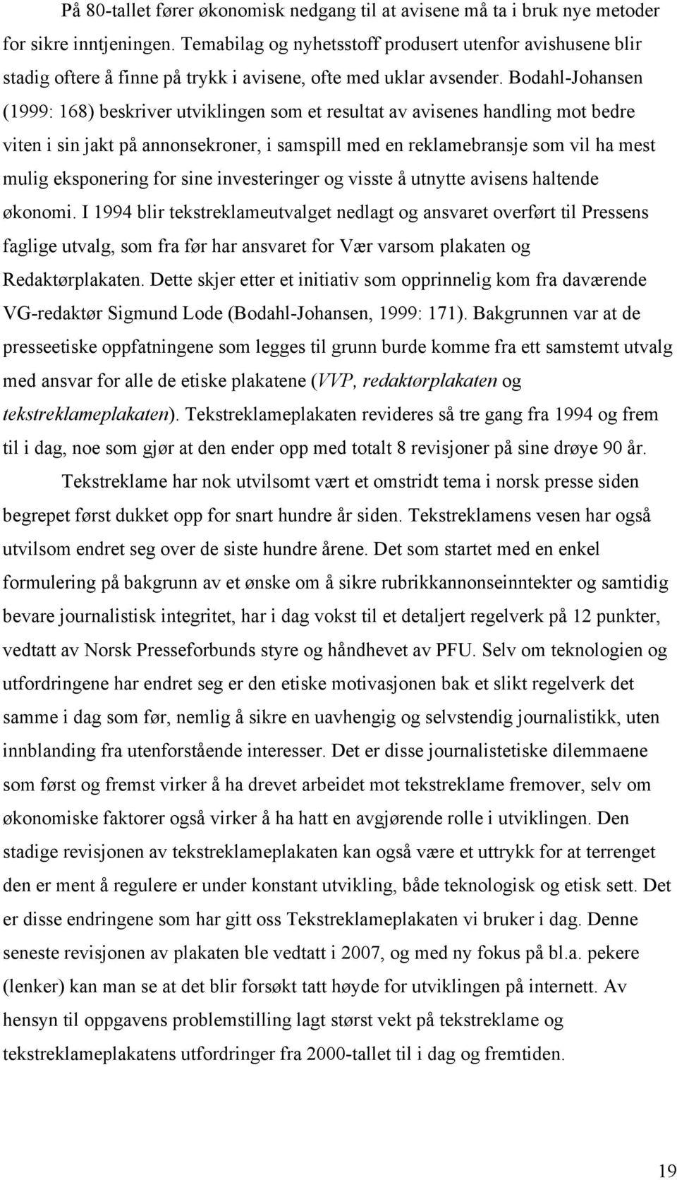 Bodahl-Johansen (1999: 168) beskriver utviklingen som et resultat av avisenes handling mot bedre viten i sin jakt på annonsekroner, i samspill med en reklamebransje som vil ha mest mulig eksponering