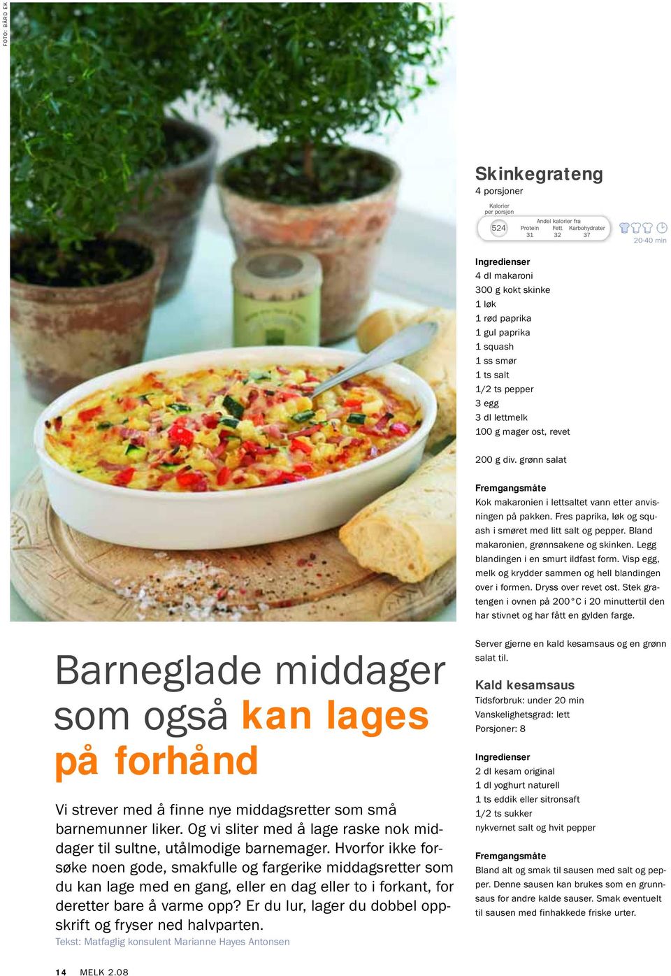 Bland makaronien, grønnsakene og skinken. Legg blandingen i en smurt ildfast form. Visp egg, melk og krydder sammen og hell blandingen over i formen. Dryss over revet ost.