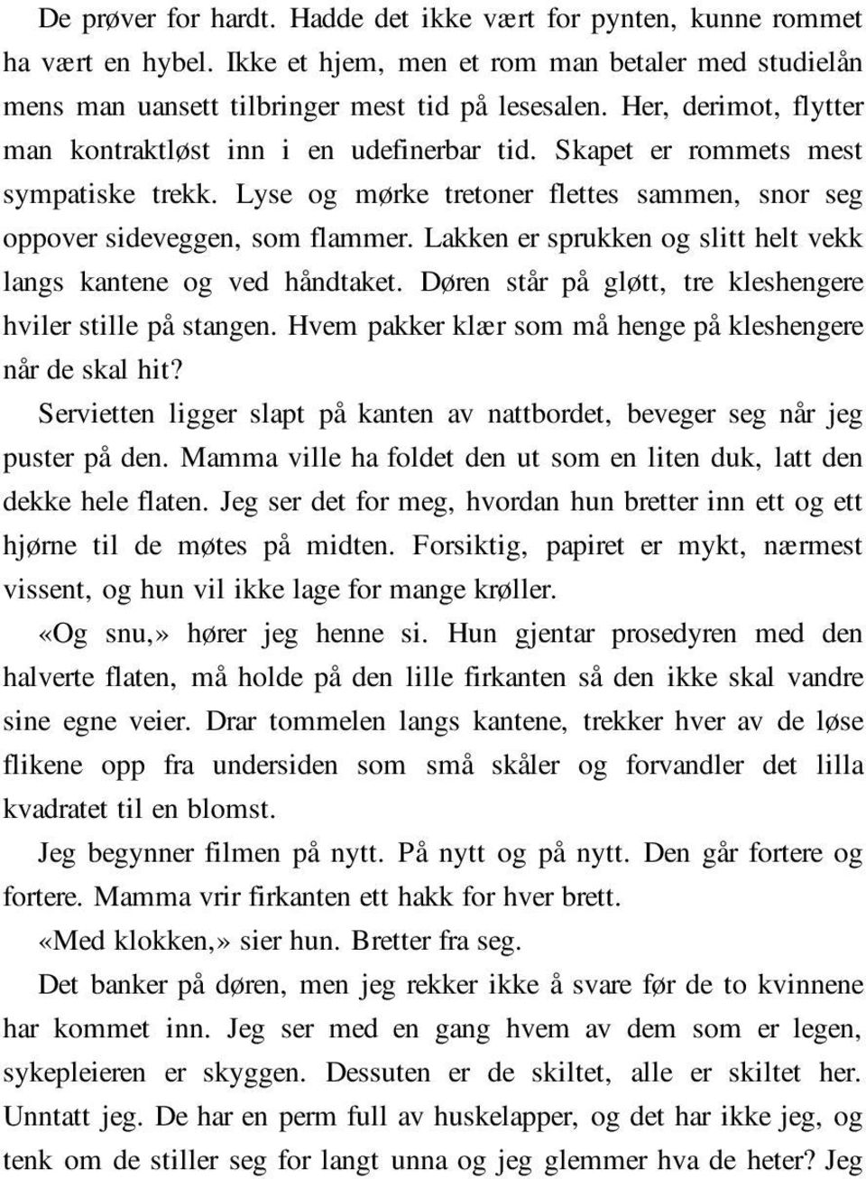 Lakken er sprukken og slitt helt vekk langs kantene og ved håndtaket. Døren står på gløtt, tre kleshengere hviler stille på stangen. Hvem pakker klær som må henge på kleshengere når de skal hit?