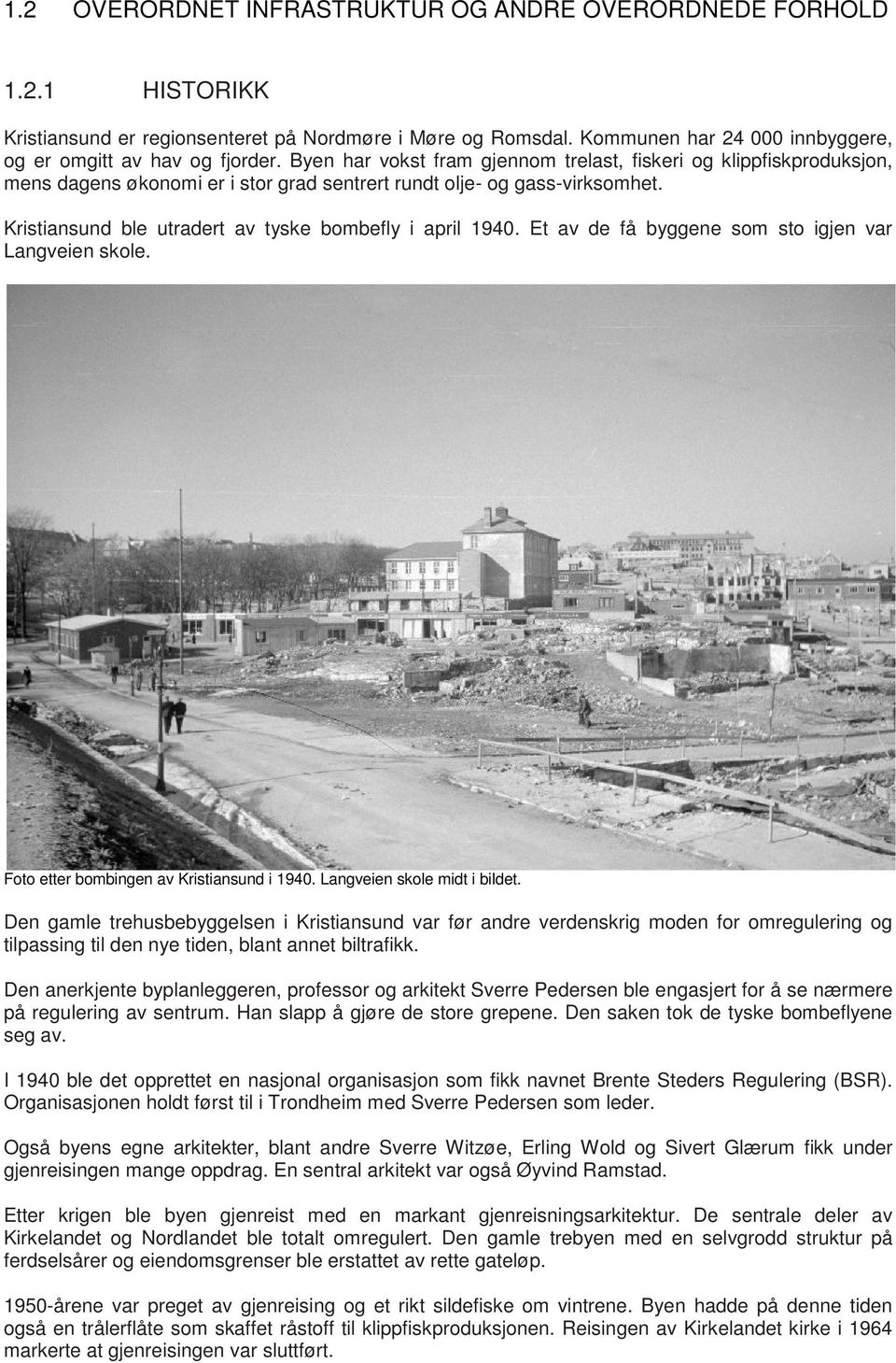 Kristiansund ble utradert av tyske bombefly i april 1940. Et av de få byggene som sto igjen var Langveien skole. Foto etter bombingen av Kristiansund i 1940. Langveien skole midt i bildet.