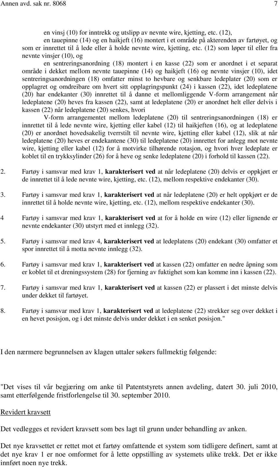 (12) som løper til eller fra nevnte vinsjer (10), og en sentreringsanordning (18) montert i en kasse (22) som er anordnet i et separat område i dekket mellom nevnte tauepinne (14) og haikjeft (16) og