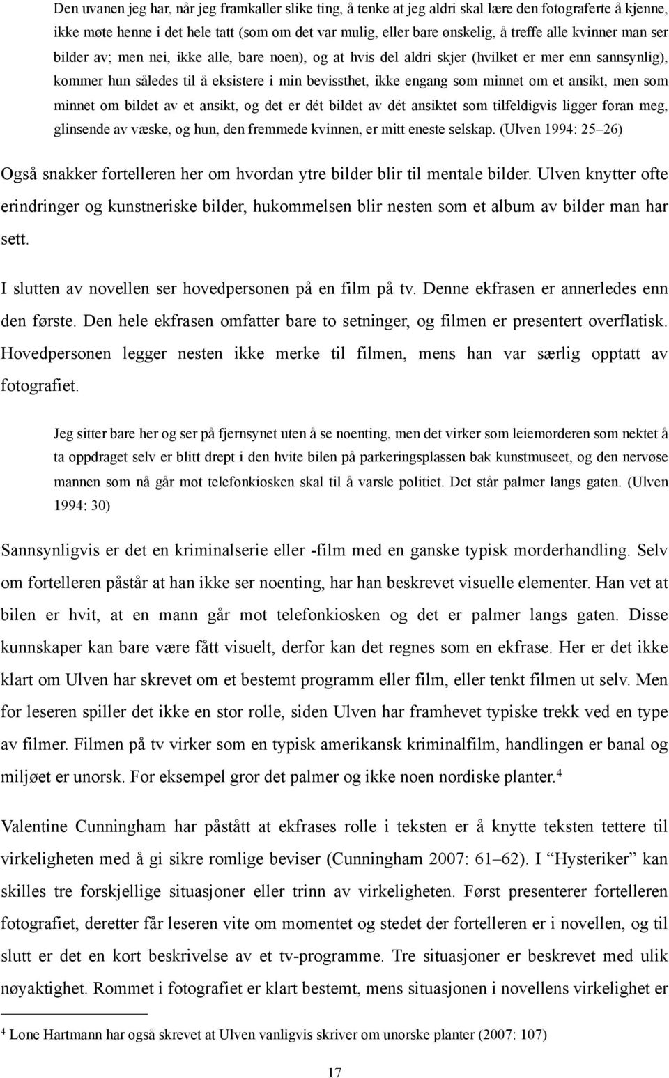 et ansikt, men som minnet om bildet av et ansikt, og det er dét bildet av dét ansiktet som tilfeldigvis ligger foran meg, glinsende av væske, og hun, den fremmede kvinnen, er mitt eneste selskap.