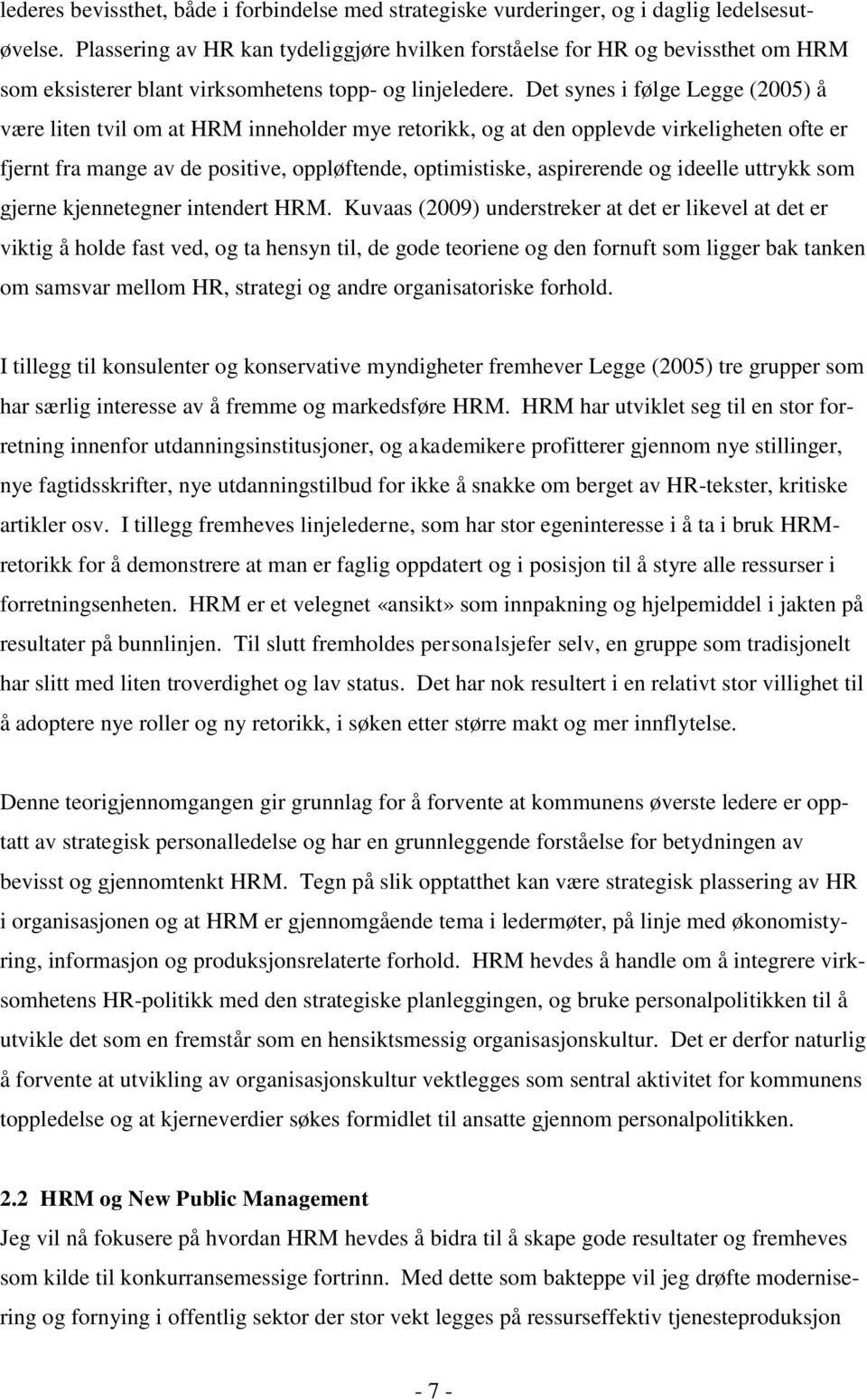 Det synes i følge Legge (2005) å være liten tvil om at HRM inneholder mye retorikk, og at den opplevde virkeligheten ofte er fjernt fra mange av de positive, oppløftende, optimistiske, aspirerende og