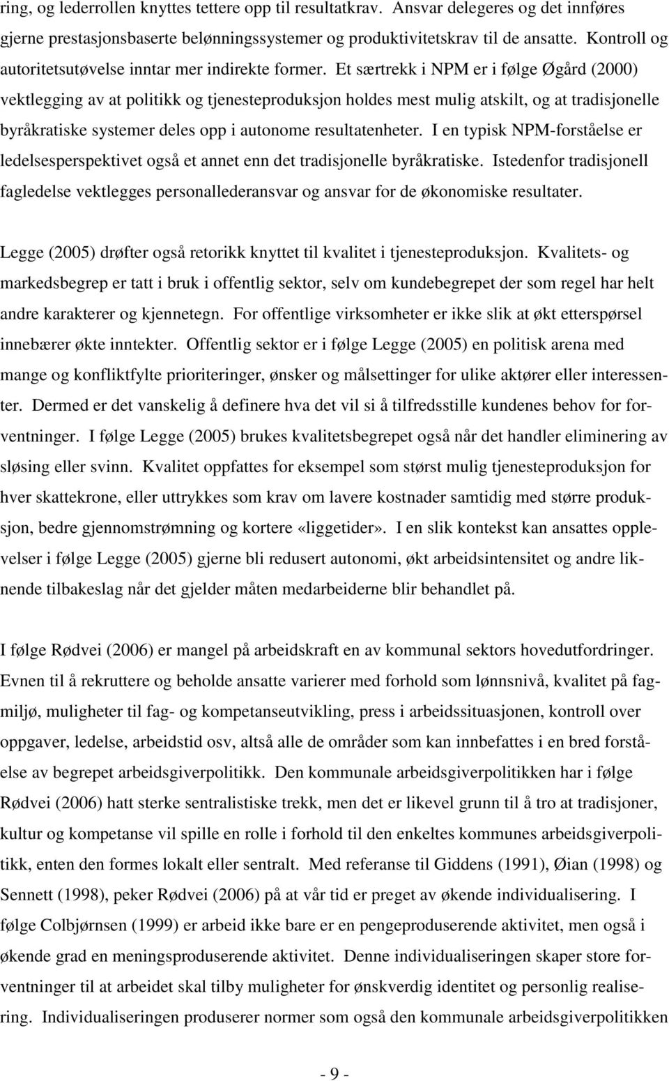 Et særtrekk i NPM er i følge Øgård (2000) vektlegging av at politikk og tjenesteproduksjon holdes mest mulig atskilt, og at tradisjonelle byråkratiske systemer deles opp i autonome resultatenheter.