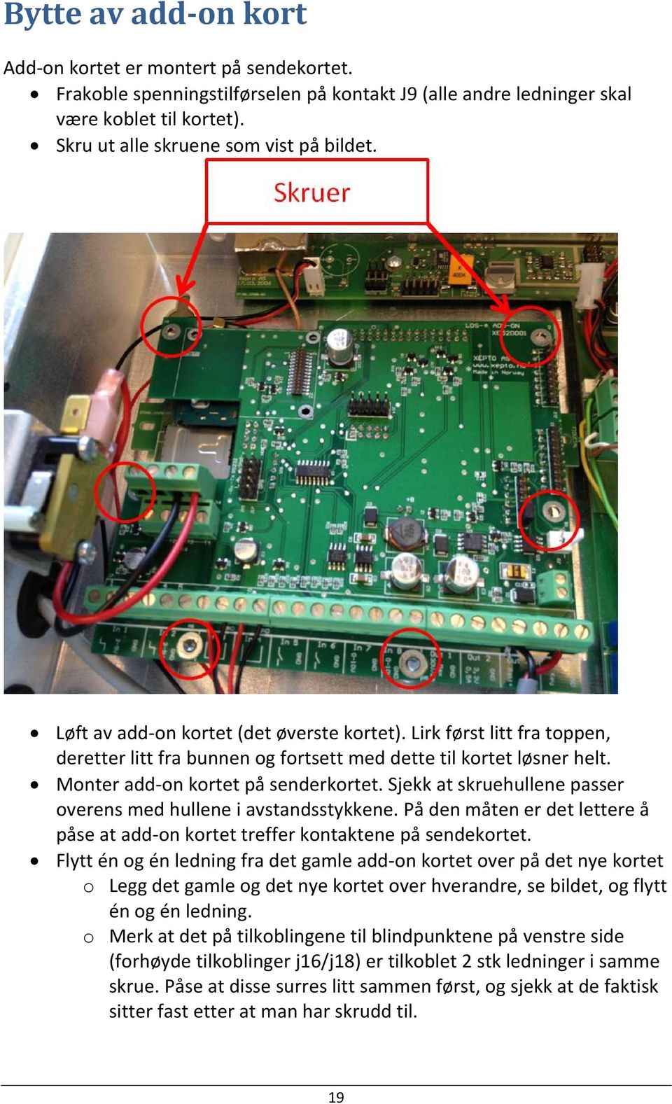 Sjekk at skruehullene passer overens med hullene i avstandsstykkene. På den måten er det lettere å påse at add on kortet treffer kontaktene på sendekortet.