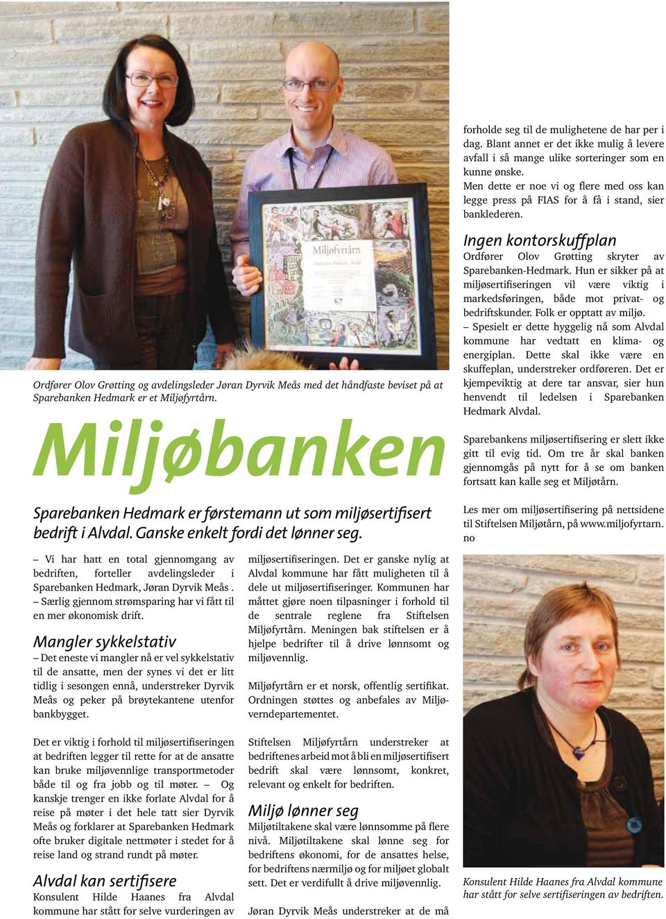 Ordfører Olov Grøtting og avdelingsleder Jøran Dyrvik Meås med det håndfaste beviset på at Sparebanken Hedmark er et Miljøfyrtårn.