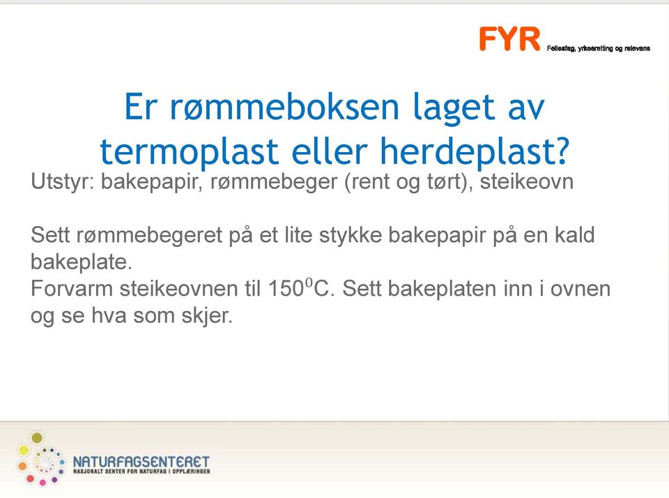 rømmebegeret på et lite stykke bakepapir på en kald bakeplate.