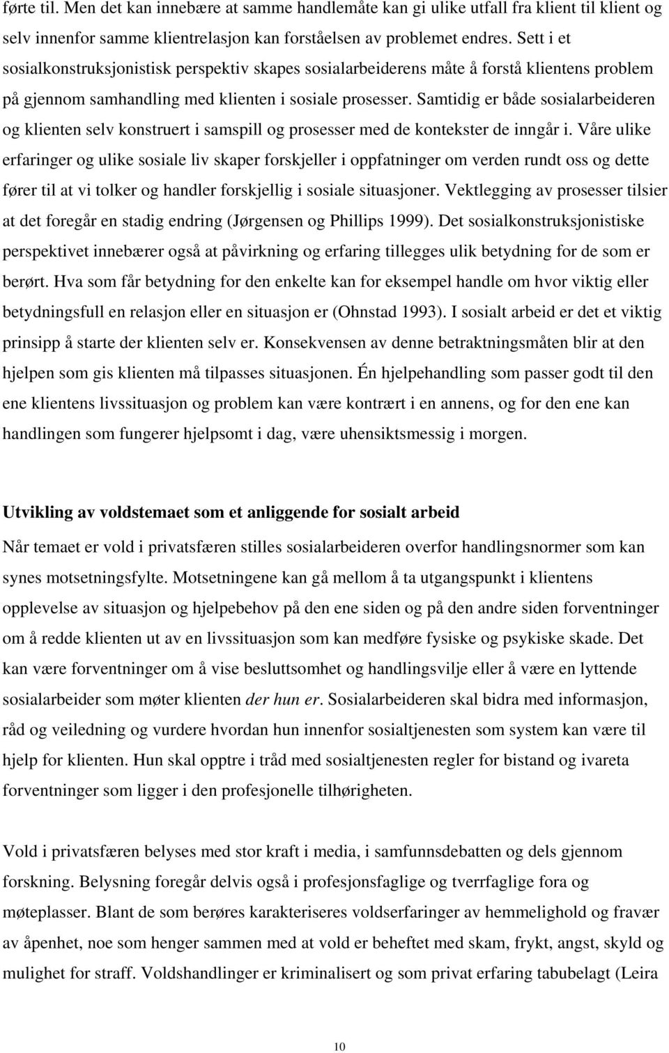 Samtidig er både sosialarbeideren og klienten selv konstruert i samspill og prosesser med de kontekster de inngår i.