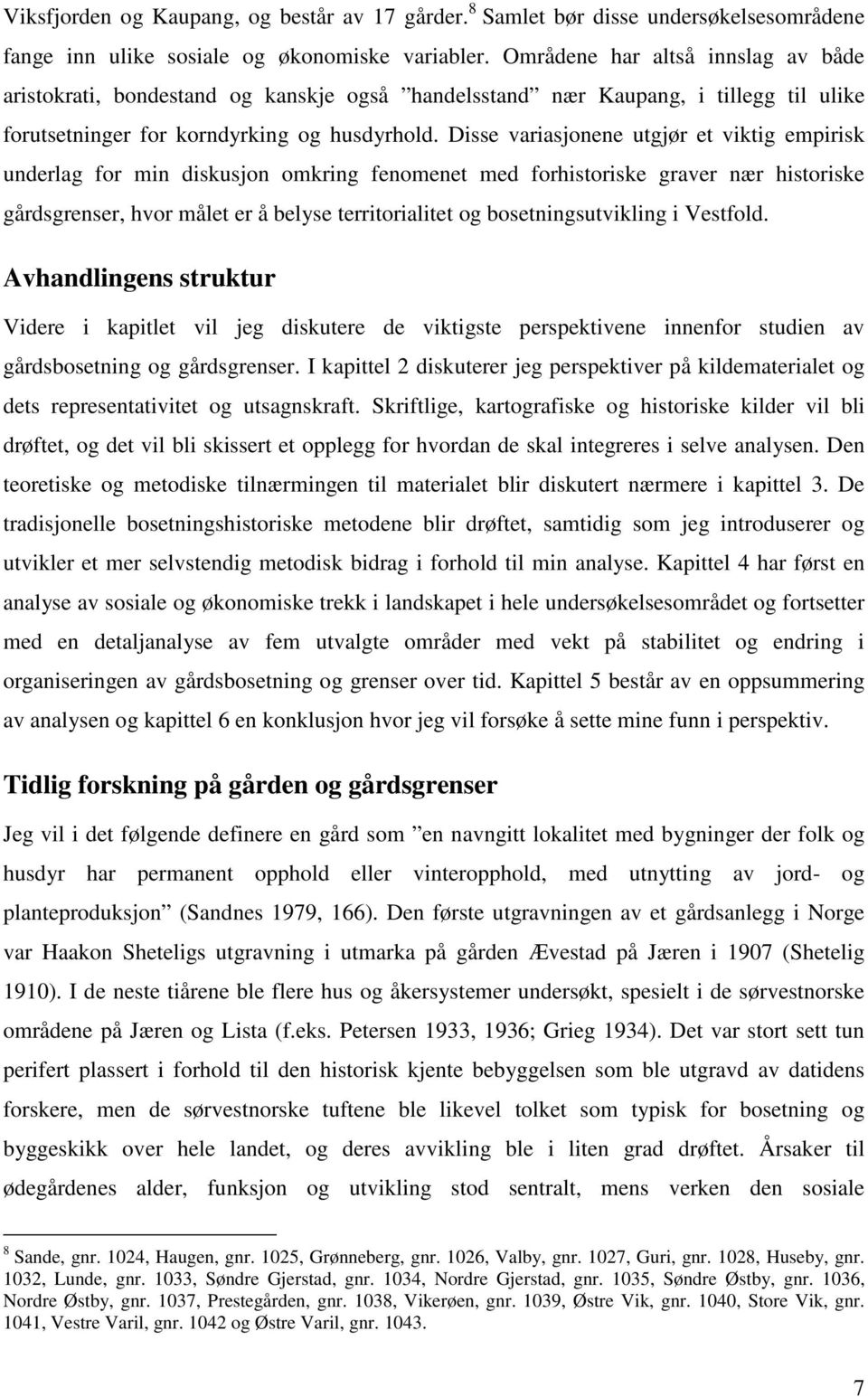 Disse variasjonene utgjør et viktig empirisk underlag for min diskusjon omkring fenomenet med forhistoriske graver nær historiske gårdsgrenser, hvor målet er å belyse territorialitet og