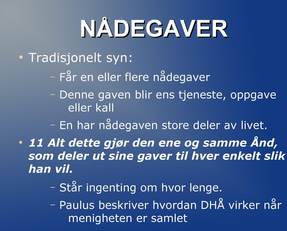 11 Alt dette gjør den ene og samme Ånd, som deler ut sine gaver til hver enkelt