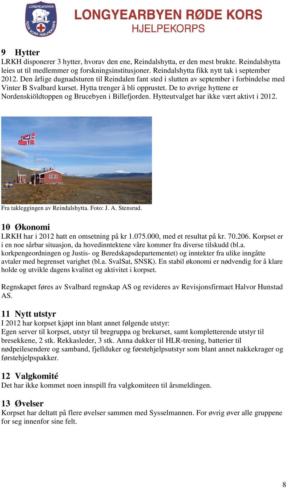 De to øvrige hyttene er Nordenskiöldtoppen og Brucebyen i Billefjorden. Hytteutvalget har ikke vært aktivt i 2012. Fra takleggingen av Reindalshytta. Foto: J. A. Stensrud.