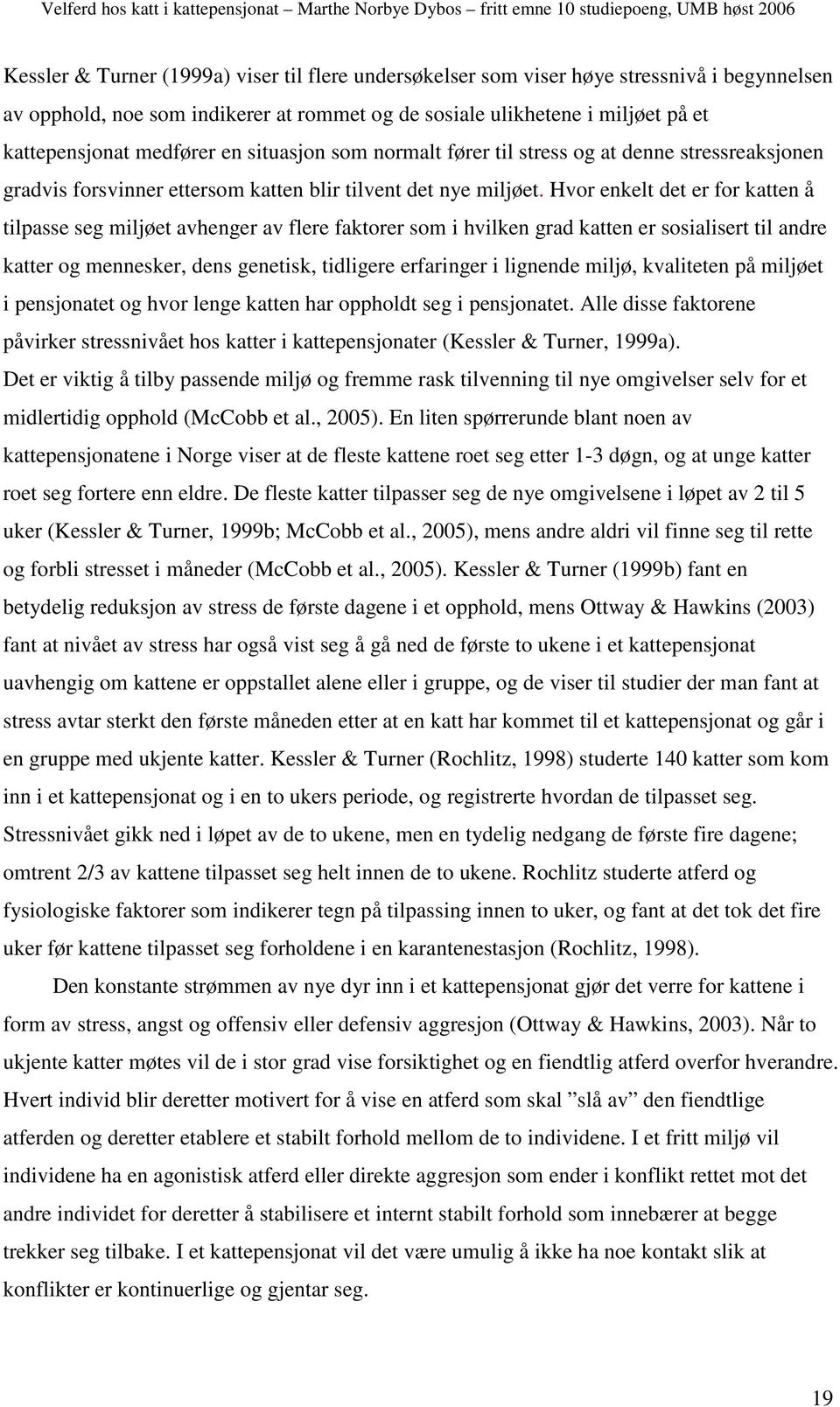 Hvor enkelt det er for katten å tilpasse seg miljøet avhenger av flere faktorer som i hvilken grad katten er sosialisert til andre katter og mennesker, dens genetisk, tidligere erfaringer i lignende