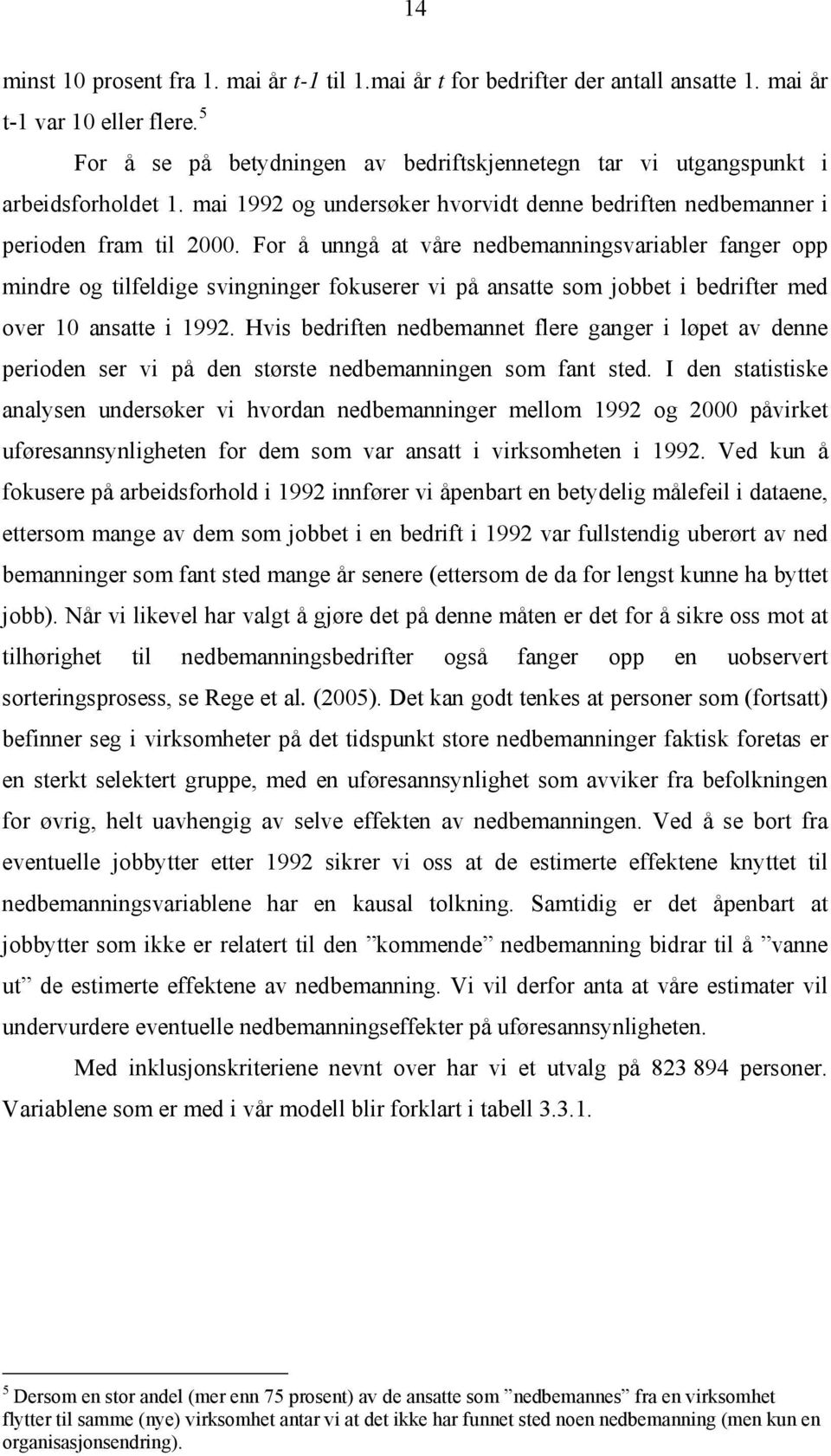 For å unngå at våre nedbemanningsvariabler fanger opp mindre og tilfeldige svingninger fokuserer vi på ansatte som jobbet i bedrifter med over 10 ansatte i 1992.