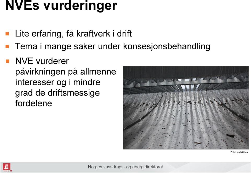 vurderer påvirkningen på allmenne interesser og i