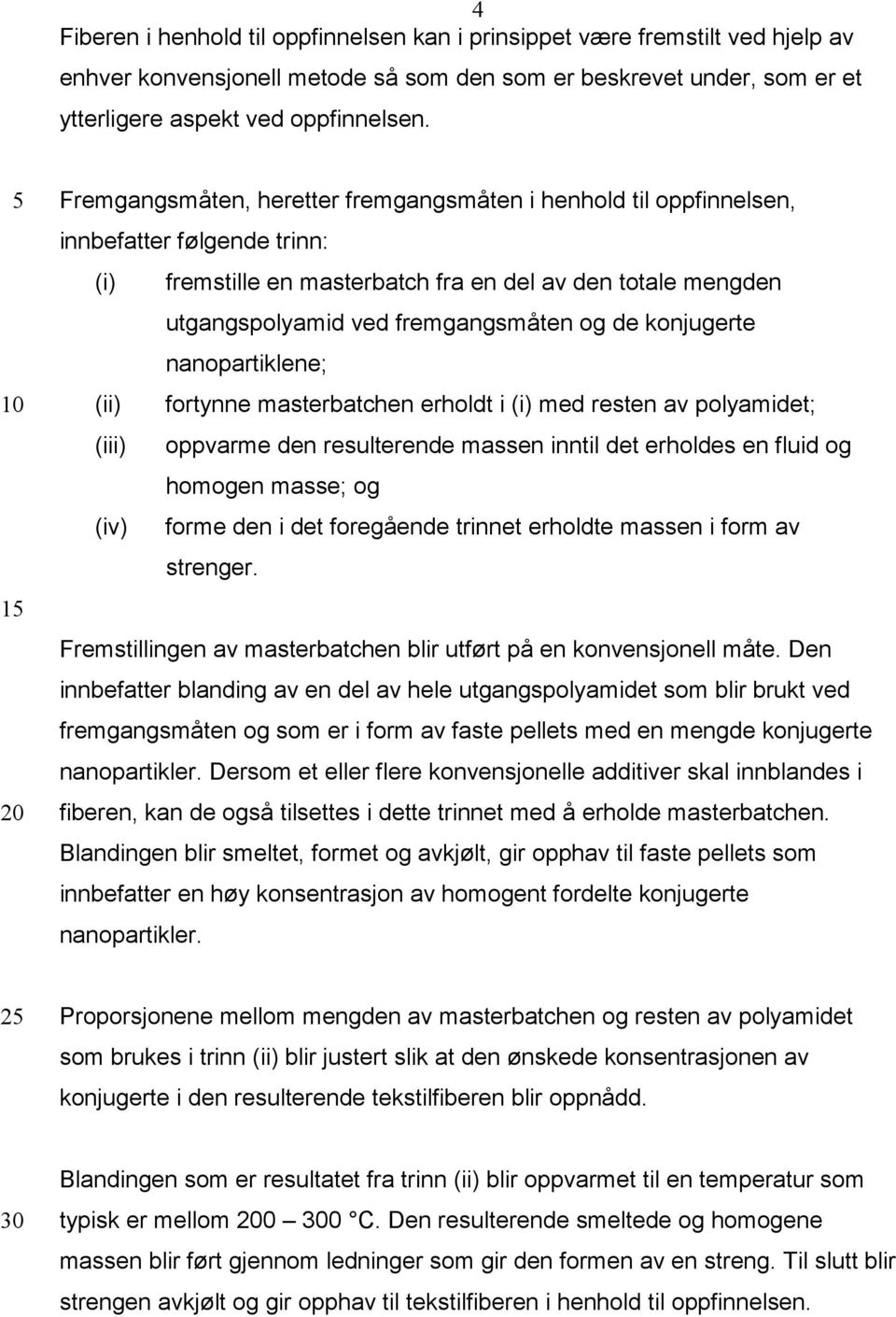 de konjugerte nanopartiklene; (ii) fortynne masterbatchen erholdt i (i) med resten av polyamidet; (iii) oppvarme den resulterende massen inntil det erholdes en fluid og homogen masse; og (iv) forme