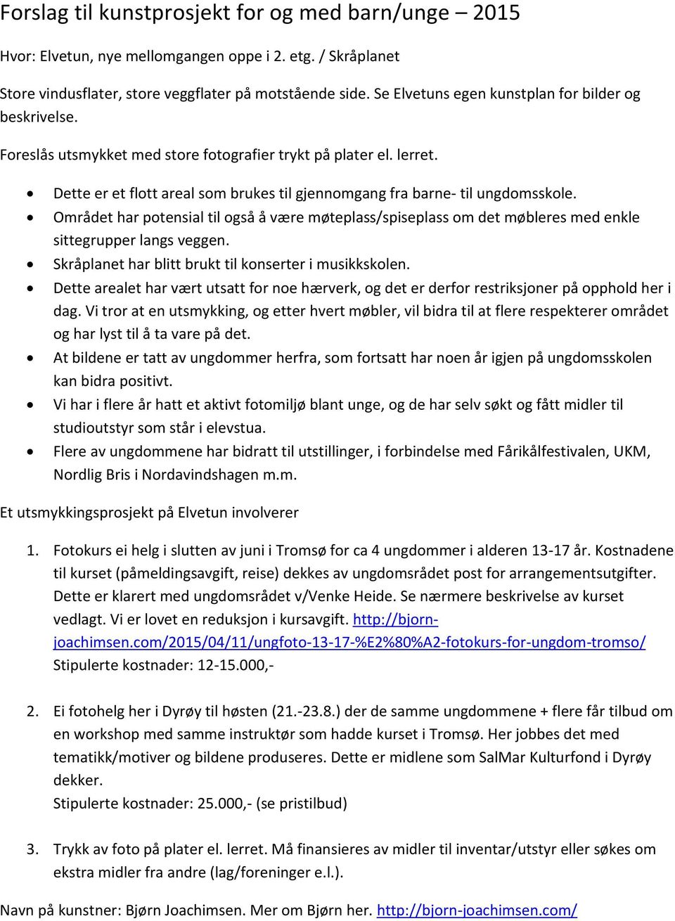 Dette er et flott areal som brukes til gjennomgang fra barne- til ungdomsskole. Området har potensial til også å være møteplass/spiseplass om det møbleres med enkle sittegrupper langs veggen.