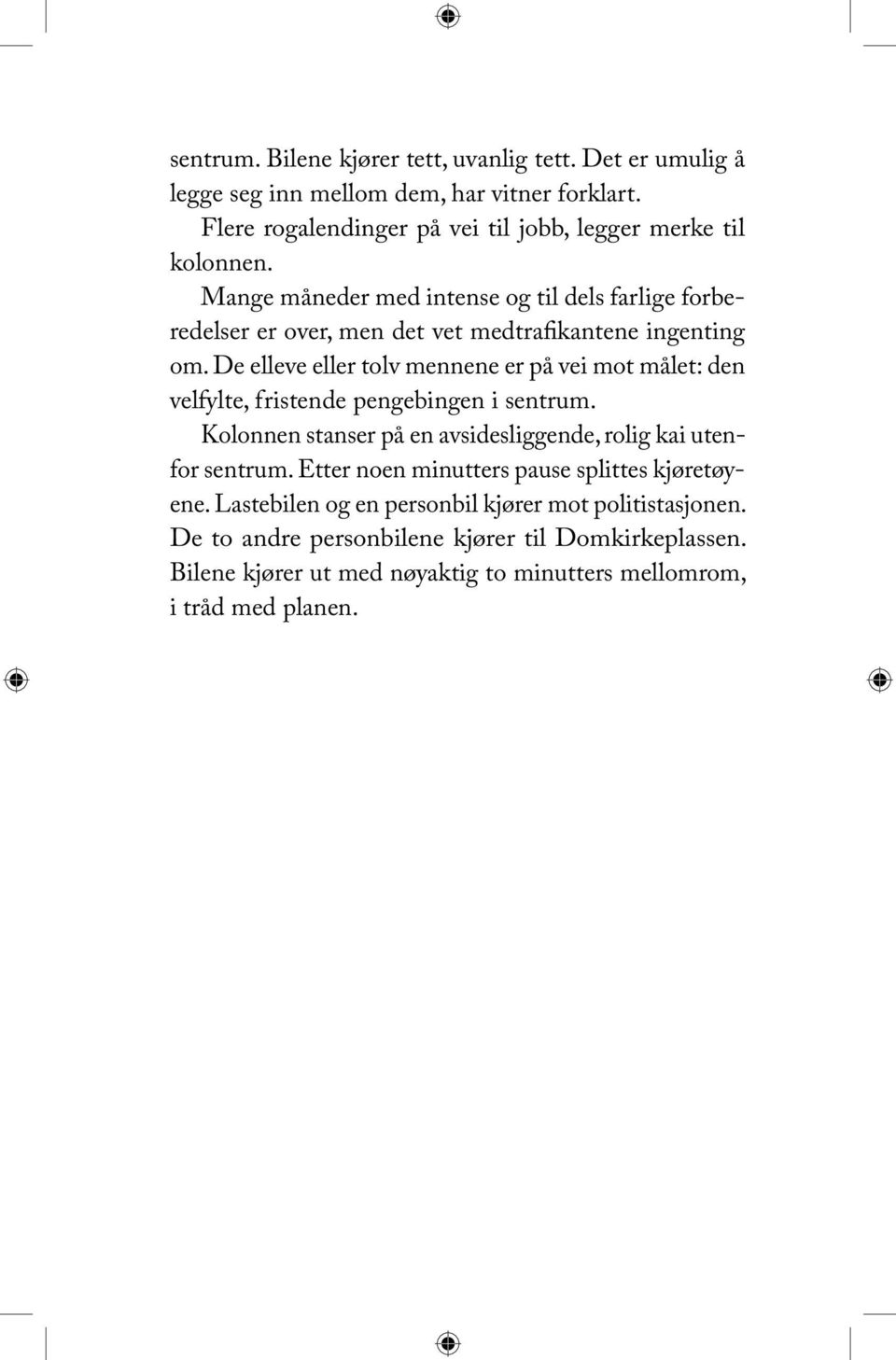 De elleve eller tolv mennene er på vei mot målet: den velfylte, fristende pengebingen i sentrum. Kolonnen stanser på en avsidesliggende, rolig kai utenfor sentrum.