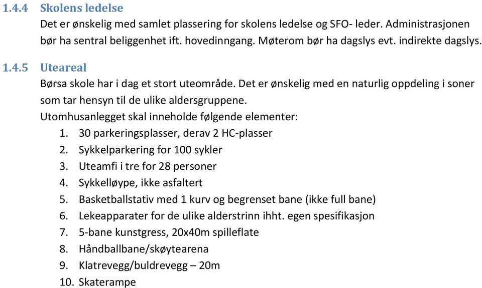 Utomhusanlegget skal inneholde følgende elementer: 1. 30 parkeringsplasser, derav 2 HC-plasser 2. Sykkelparkering for 100 sykler 3. Uteamfi i tre for 28 personer 4. Sykkelløype, ikke asfaltert 5.