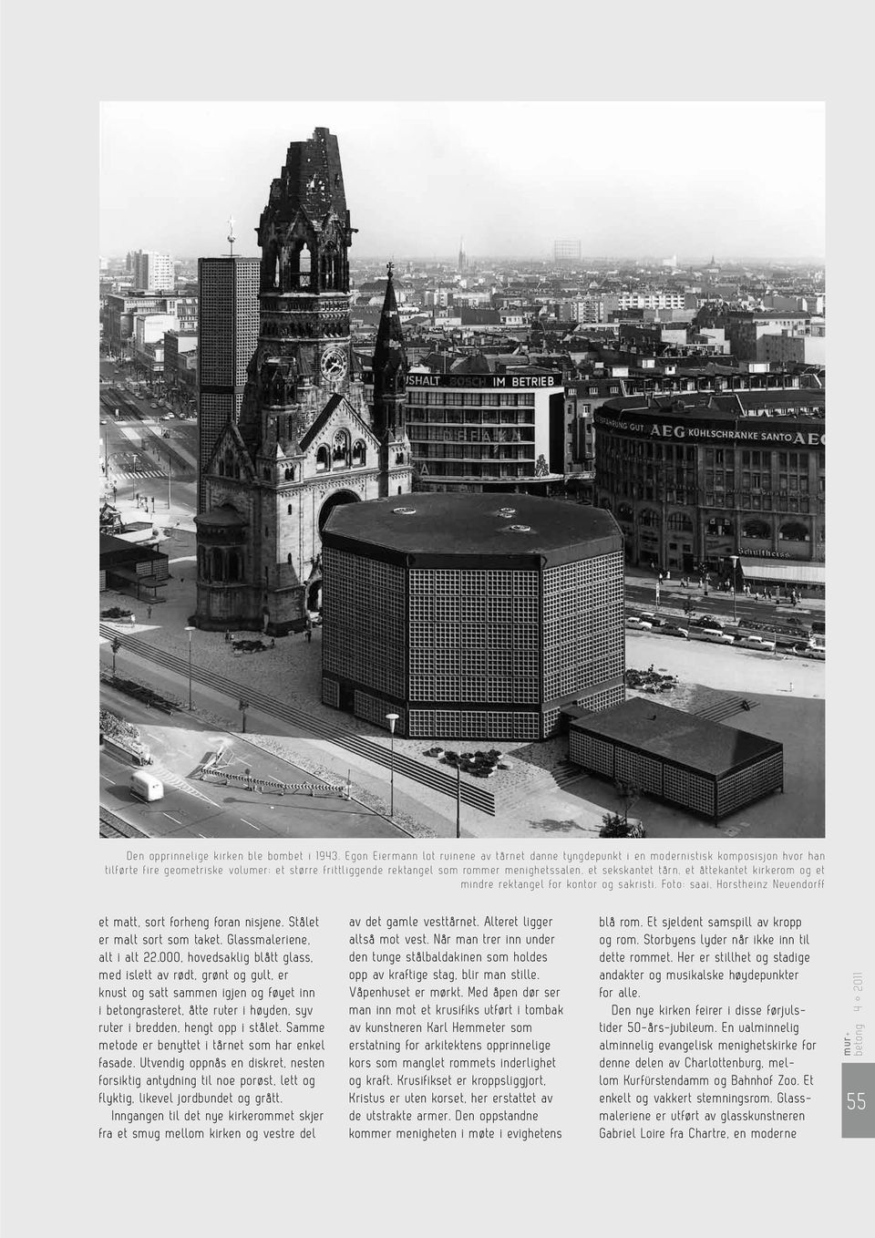 sekskantet tårn, et åttekantet kirkerom og et mindre rektangel for kontor og sakristi. Foto: saai, Horstheinz Neuendorff et matt, sort forheng foran nisjene. Stålet er malt sort som taket.