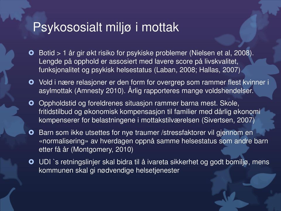 kvinner i asylmottak (Amnesty 2010). Årlig rapporteres mange voldshendelser. Oppholdstid og foreldrenes situasjon rammer barna mest.