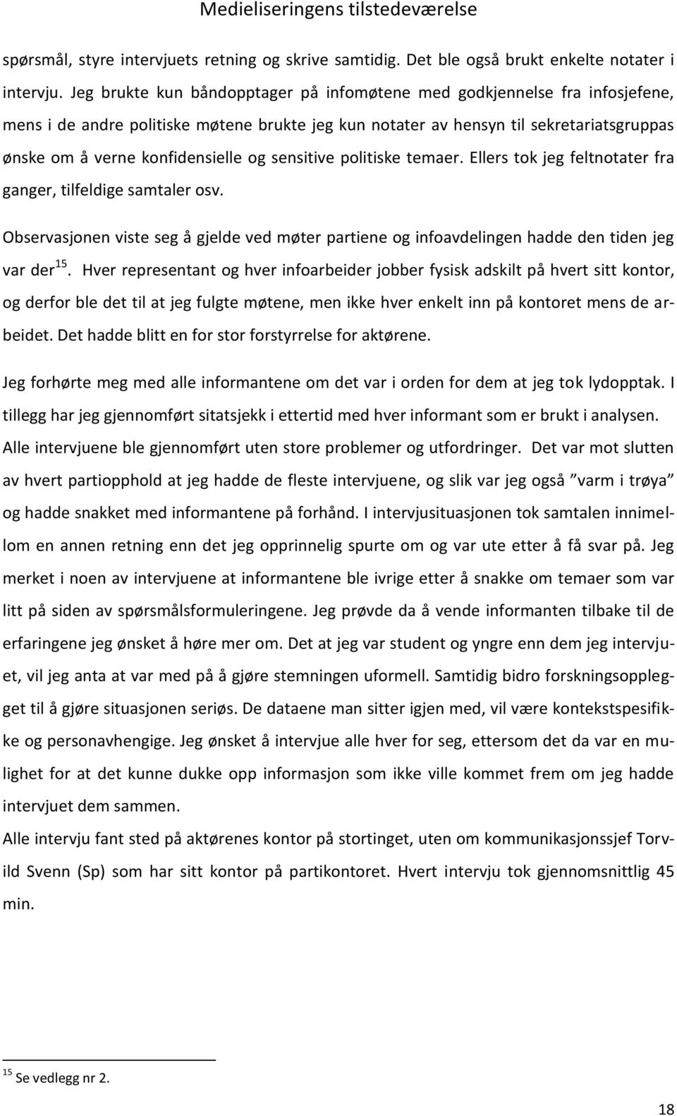 og sensitive politiske temaer. Ellers tok jeg feltnotater fra ganger, tilfeldige samtaler osv. Observasjonen viste seg å gjelde ved møter partiene og infoavdelingen hadde den tiden jeg var der 15.