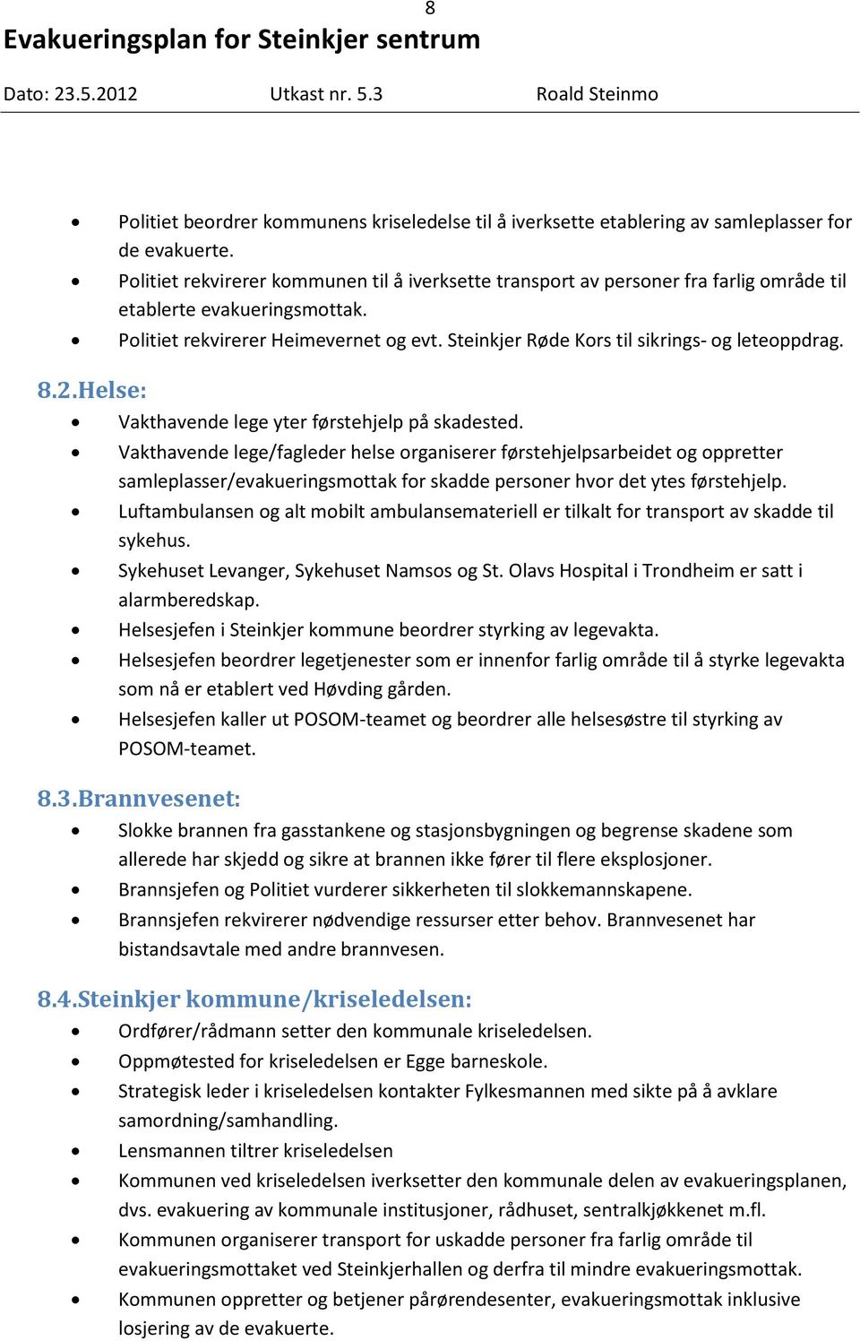 Steinkjer Røde Kors til sikrings- og leteoppdrag. 8.2. Helse: Vakthavende lege yter førstehjelp på skadested.