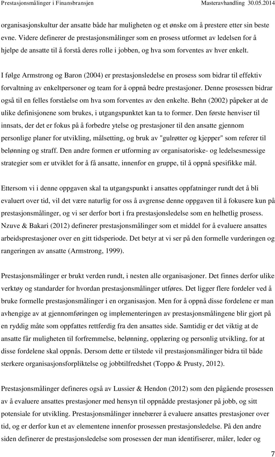 I følge Armstrong og Baron (2004) er prestasjonsledelse en prosess som bidrar til effektiv forvaltning av enkeltpersoner og team for å oppnå bedre prestasjoner.