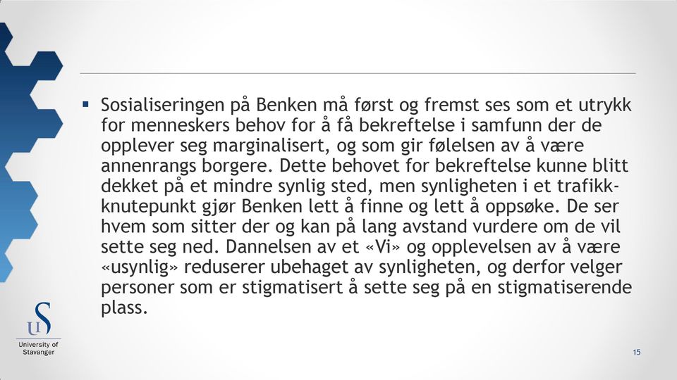 Dette behovet for bekreftelse kunne blitt dekket på et mindre synlig sted, men synligheten i et trafikkknutepunkt gjør Benken lett å finne og lett å