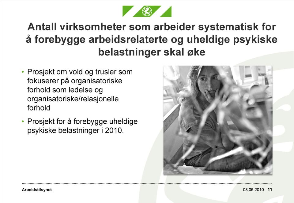 på organisatoriske forhold som ledelse og organisatoriske/relasjonelle forhold