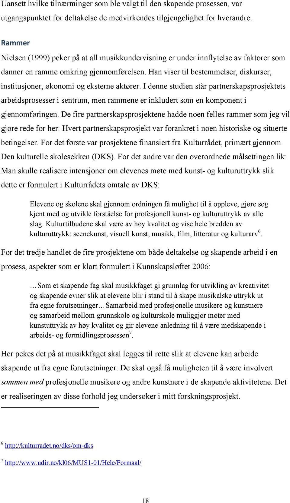 Han viser til bestemmelser, diskurser, institusjoner, økonomi og eksterne aktører.