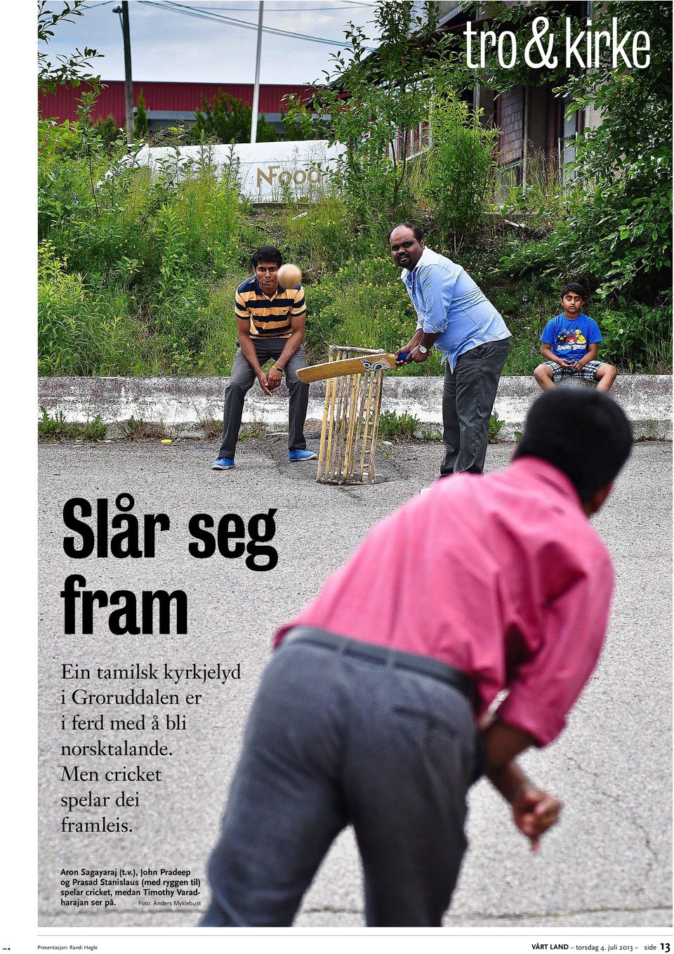 ), John Pradeep og Prasad Stanislaus (med ryggen til) spelar cricket, medan Timothy