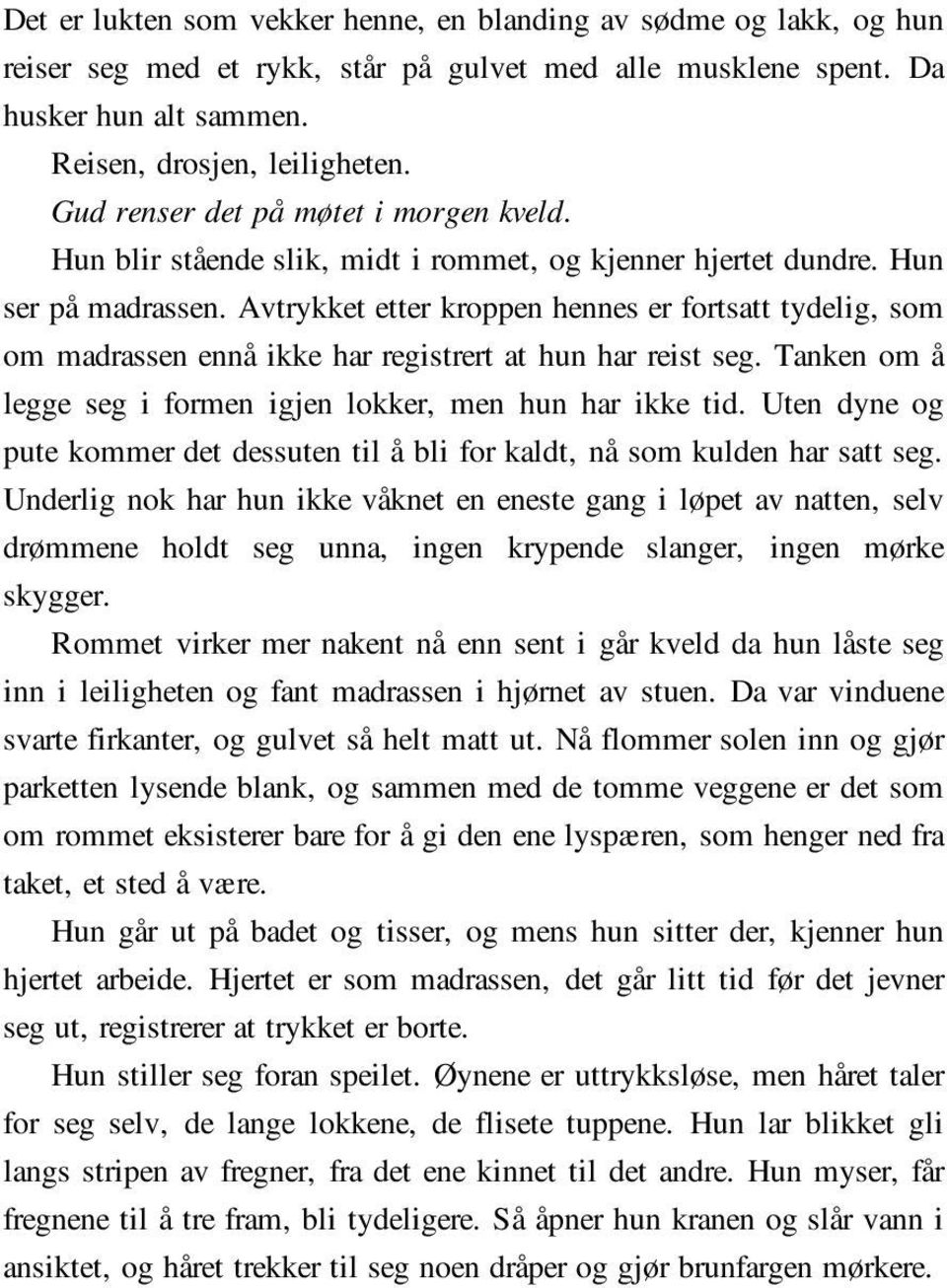 Avtrykket etter kroppen hennes er fortsatt tydelig, som om madrassen ennå ikke har registrert at hun har reist seg. Tanken om å legge seg i formen igjen lokker, men hun har ikke tid.